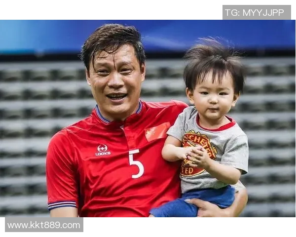 足球明星喜结连理宣布婚讯引发球迷热议与祝福