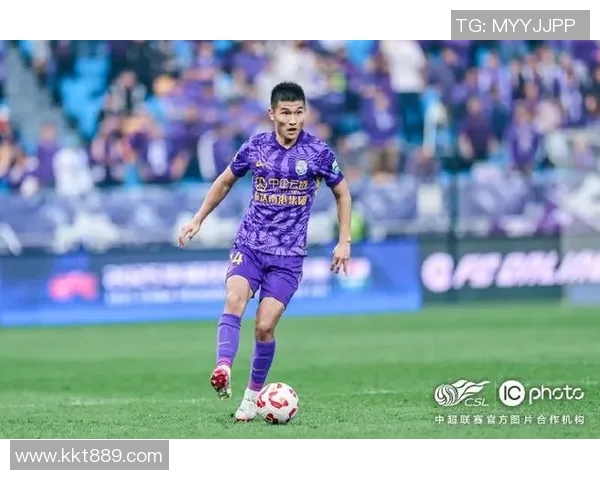 头顶水珠的足球明星们在赛场上展现风采与魅力