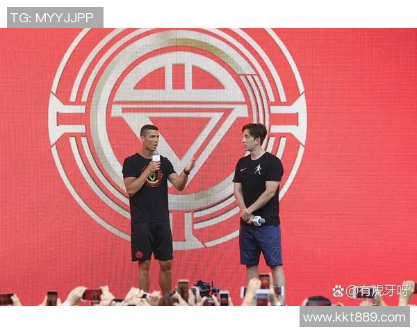 与足球明星亲密合影的粉丝们展现热情与偶像的美好瞬间