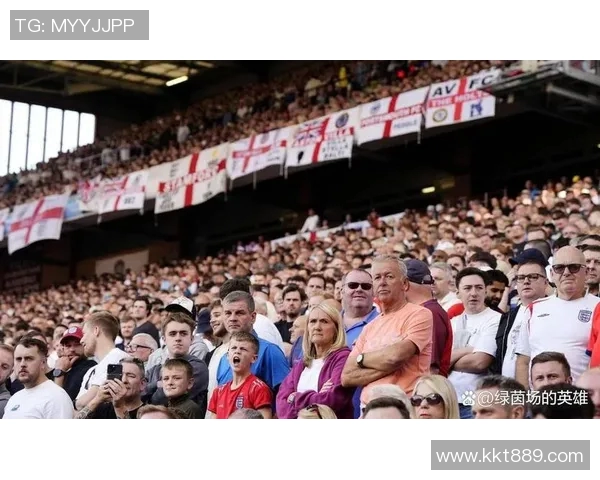 街头偶遇足球明星外国球迷的惊喜与欢呼瞬间 街头偶遇足球明星外国球迷的惊喜与欢呼瞬间