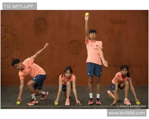 足球明星的孩子们化身小球童在赛场上追逐梦想的精彩瞬间 足球明星的孩子们化身小球童在赛场上追逐梦想的精彩瞬间